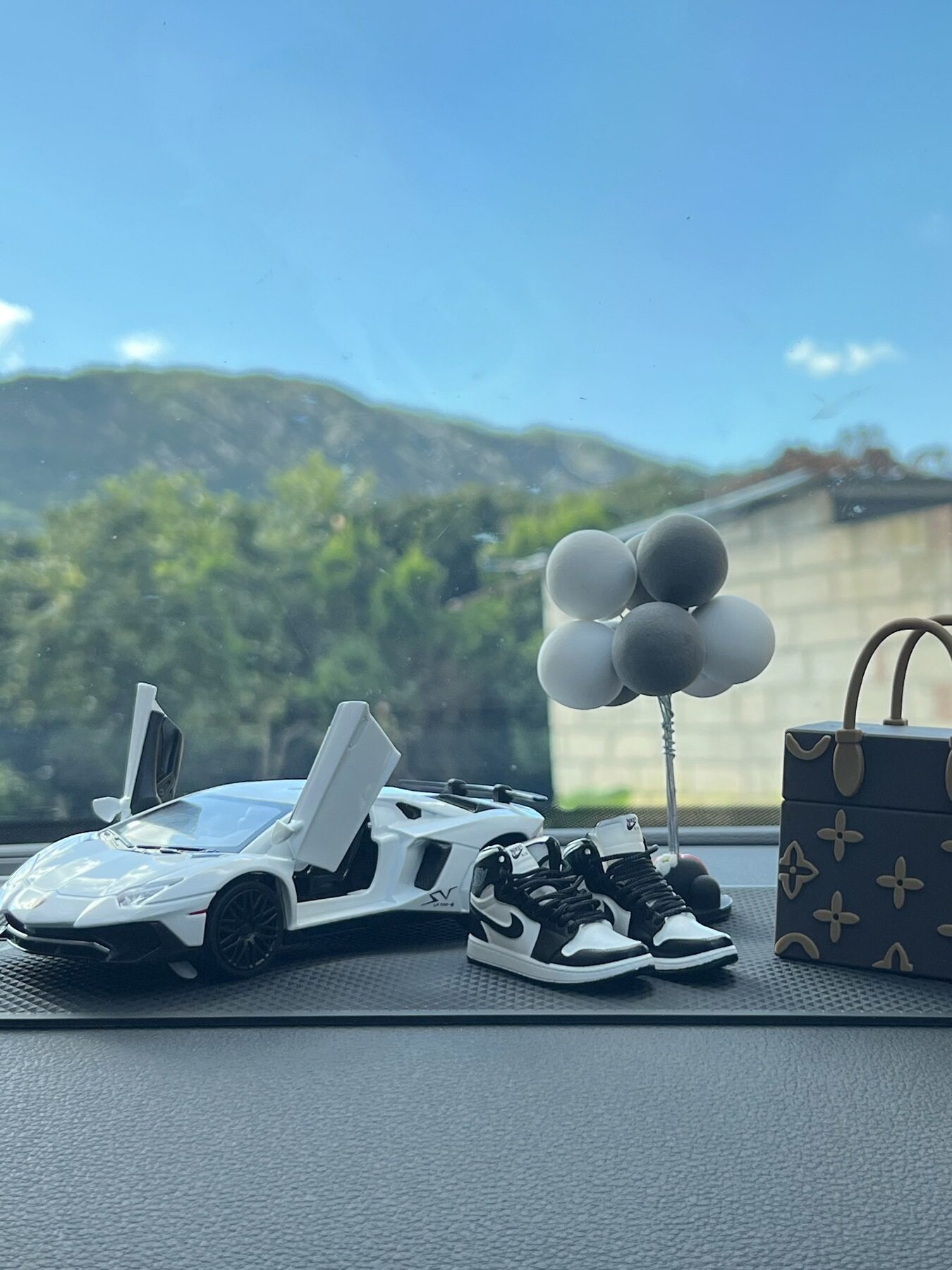 2025 Car Central Control Dashboard Exclusive Car Interior Decoration Light Luxury Unisex Trendy Creative Figurine Model Ornament