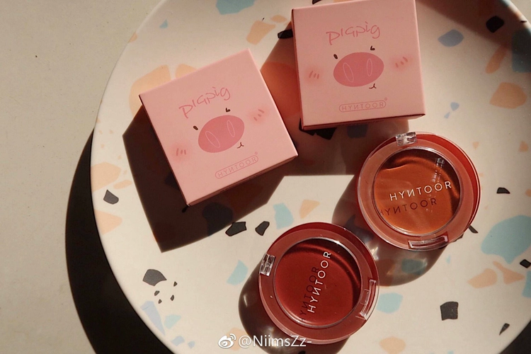 Heo dễ thương HYNTOOR màu đen gián / thỏ đen thỏ lợn kem má hồng lâu không dễ tẩy kem mousse má hồng - Blush / Cochineal