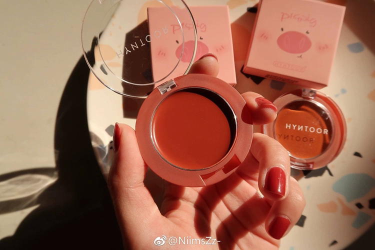 Heo dễ thương HYNTOOR màu đen gián / thỏ đen thỏ lợn kem má hồng lâu không dễ tẩy kem mousse má hồng - Blush / Cochineal