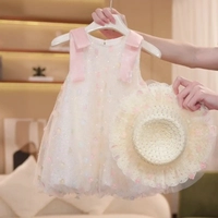 Бежевое платье без рукавов, шапка, в цветочек