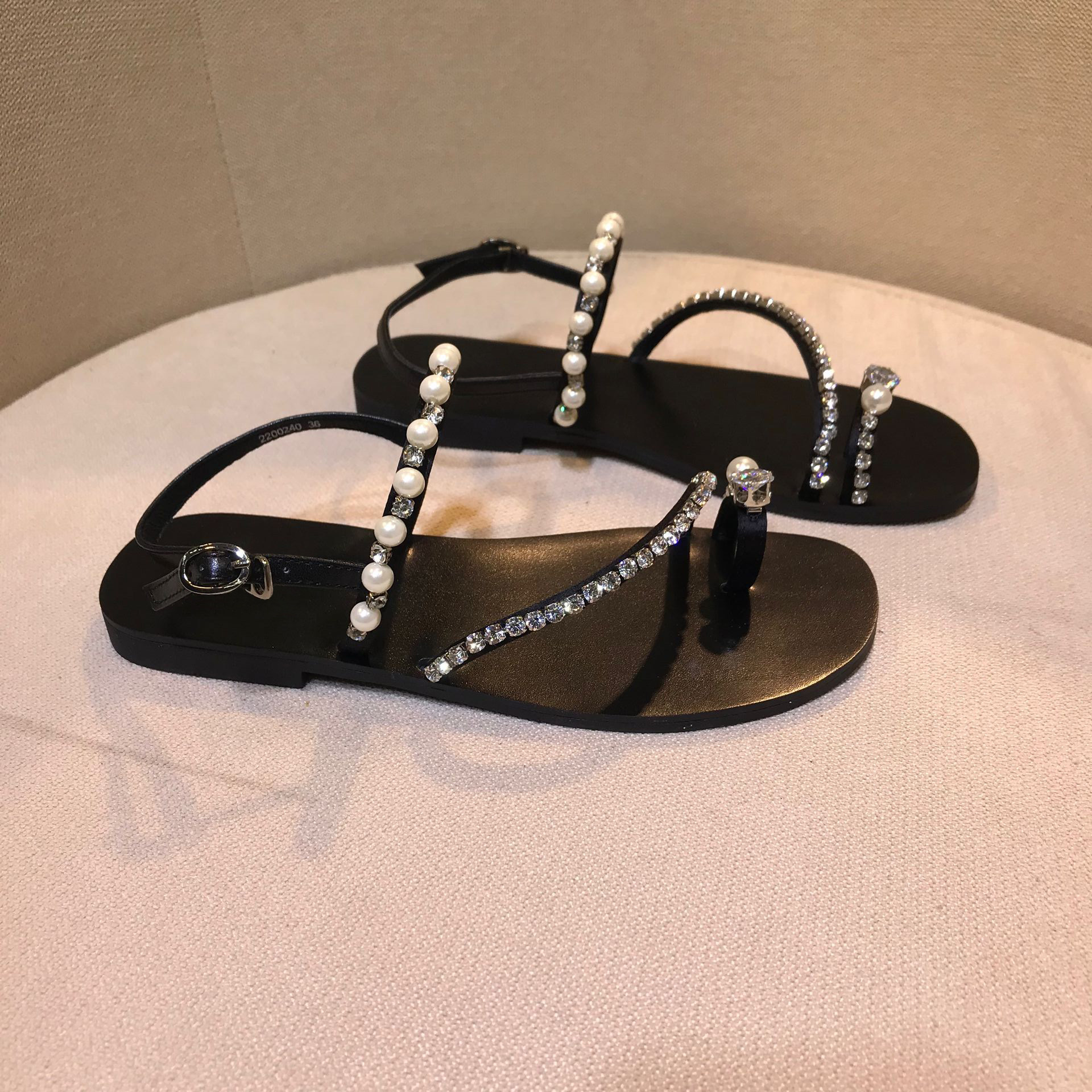 2022 European station summer new European fashion set-toe pearl rhinestone flat-bottomed sandals women's shoes trend