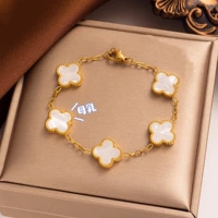 Четыре -листьвые травяные браслеты можно использовать в качестве грудного молока или волос плода