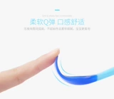 Новорожденный ребенок меняет красочную первую биологическую мягкую голову