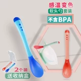 Новорожденный ребенок меняет красочную первую биологическую мягкую голову