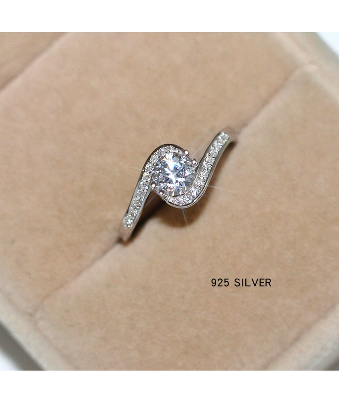 S925 sterling bạc mô phỏng nhẫn kim cương nữ bốn móng đơn giản nhẫn 50 điểm khoan tám trái tim và tám mũi tên với kim cương trên nhẫn - Nhẫn nhẫn lông voi