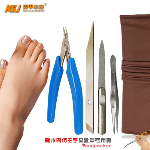 Серые густые ноглы дома ножом, ногтевой канавкой ультра -стройной стройной пожилой профессиональный специалист по пожилку