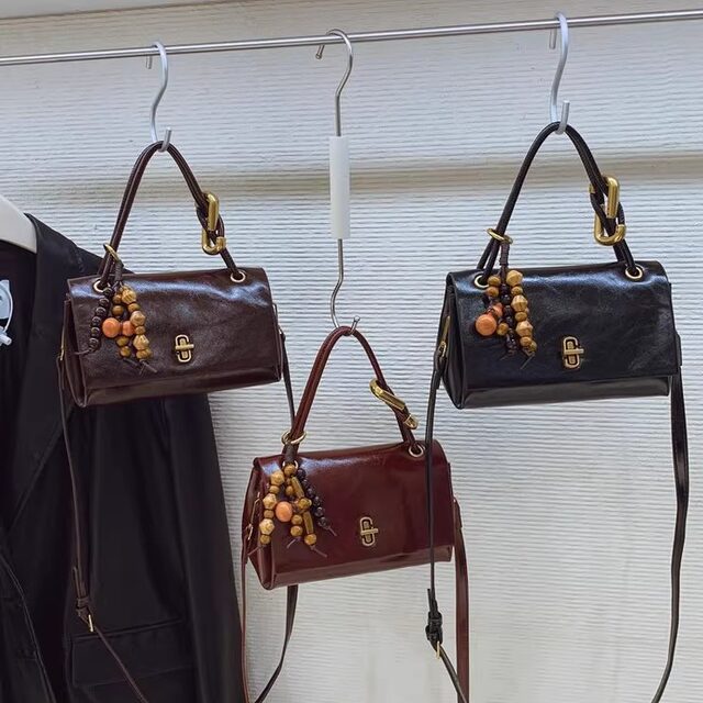 High-end simple and versatile shoulder handbag women's 2025 Korean version autumn and winter new retro fashion crossbody bag