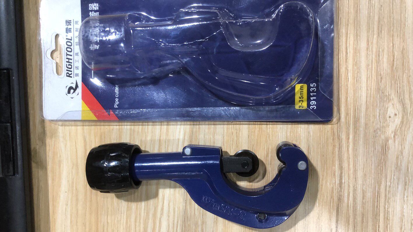 Library deposit Ningbo produces a Renault card with a cut of a knife 