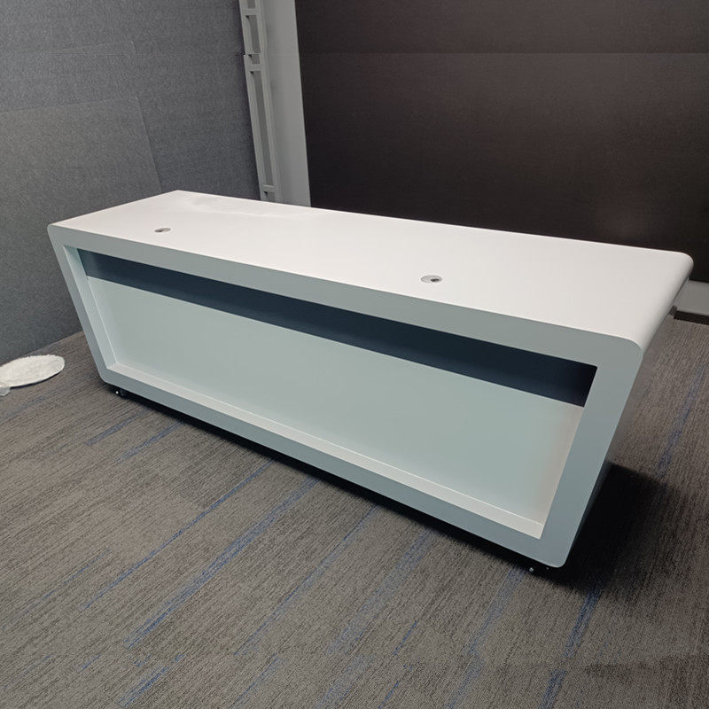 Studio's main podcast studio podcast to host the podcast of the podcast, the studio's small host news studio interview desk