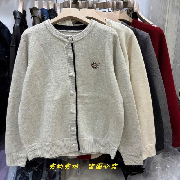 Autumn and Winter Round Neck Single-Breasted Color-Block Knit Sweater for Women, Loose Fit with Smiley Face Embroidery, Suitable for Commuting Autumn and Winter Round Neck Single-Breasted Color-Block Knit Sweater for Women, Loose Fit with Smiley Face Embroidery, Suitable for Commuting
