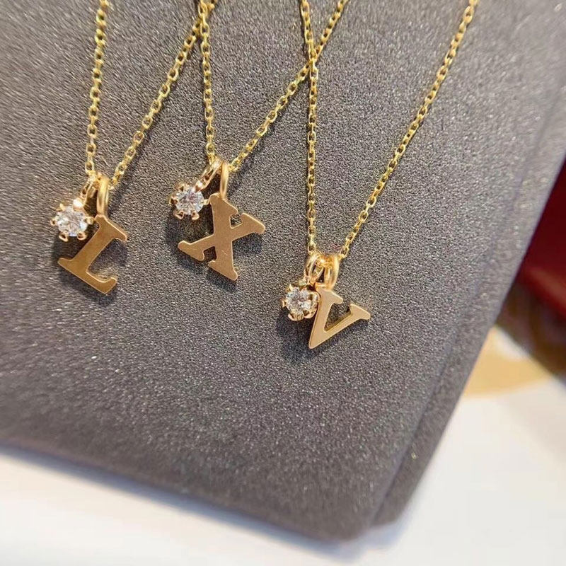 Junhuang Jewelry English Pendant 18K Gold Diamond 26 Letter Pendant 18K White Gold Necklace Female Clavicle Chain