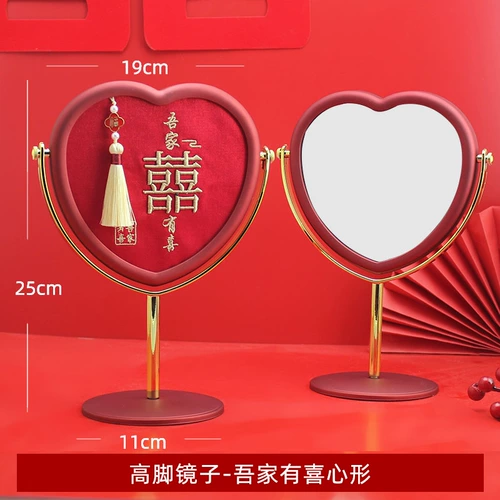 Красный наряд маленькой принцессы, настольное зеркало, двусторонная косметичка