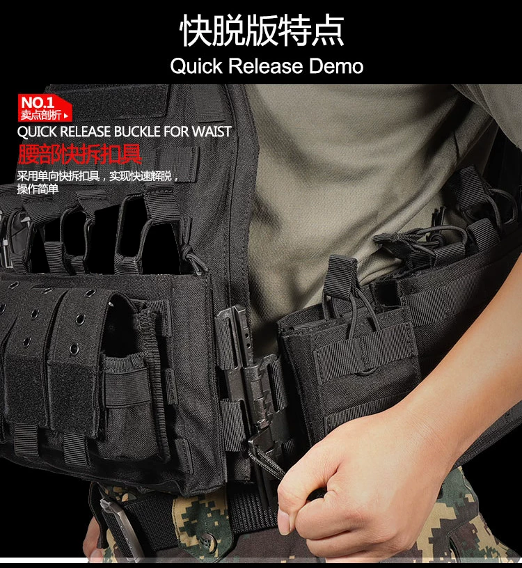 Un hombre con un chaleco negro con una hebilla de liberación rápida para la cintura