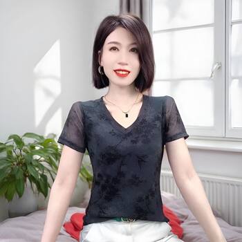 ເສື້ອຍືດຄໍ v-neck ສູງພິມພິມຂະຫນາດນ້ອຍສໍາລັບແມ່ຍິງ summer 2026 ລະດູການໃຫມ່ slimming ເສື້ອທີເຊີດແຂນສັ້ນ bottoming trendy