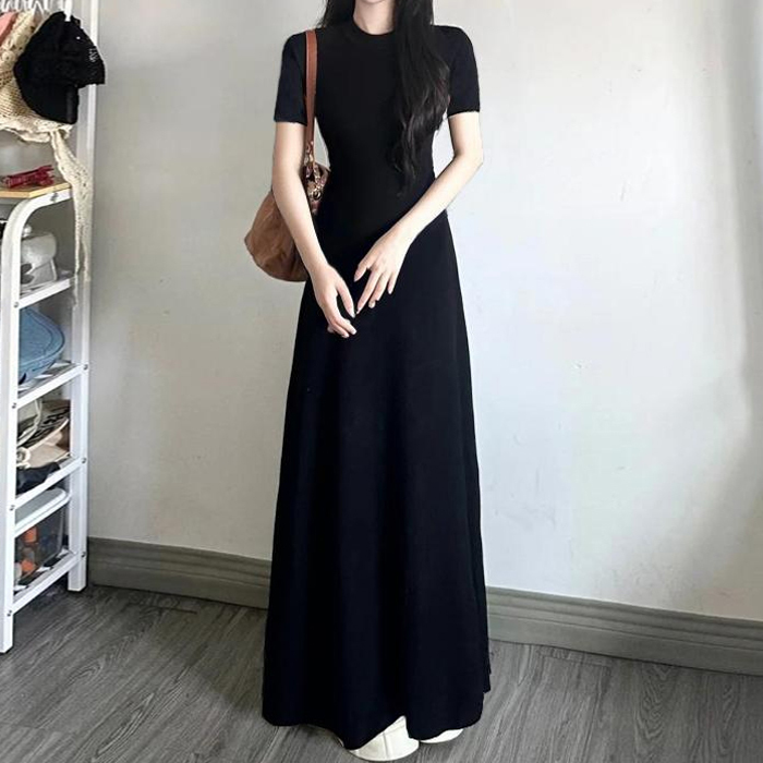 Black Slimming Short-Sleeved Dress with a Small Round Neckline, Slim Fit, Hip-Covering A-Line Skirt, Large Hem Long Skirt