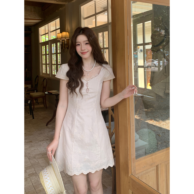 Even Yiwen【Early Summer Confession】Korean-Style High-Intelligence and Gentle Dress, French Lace V-Neck Embroidered Waist-Cinching Dress