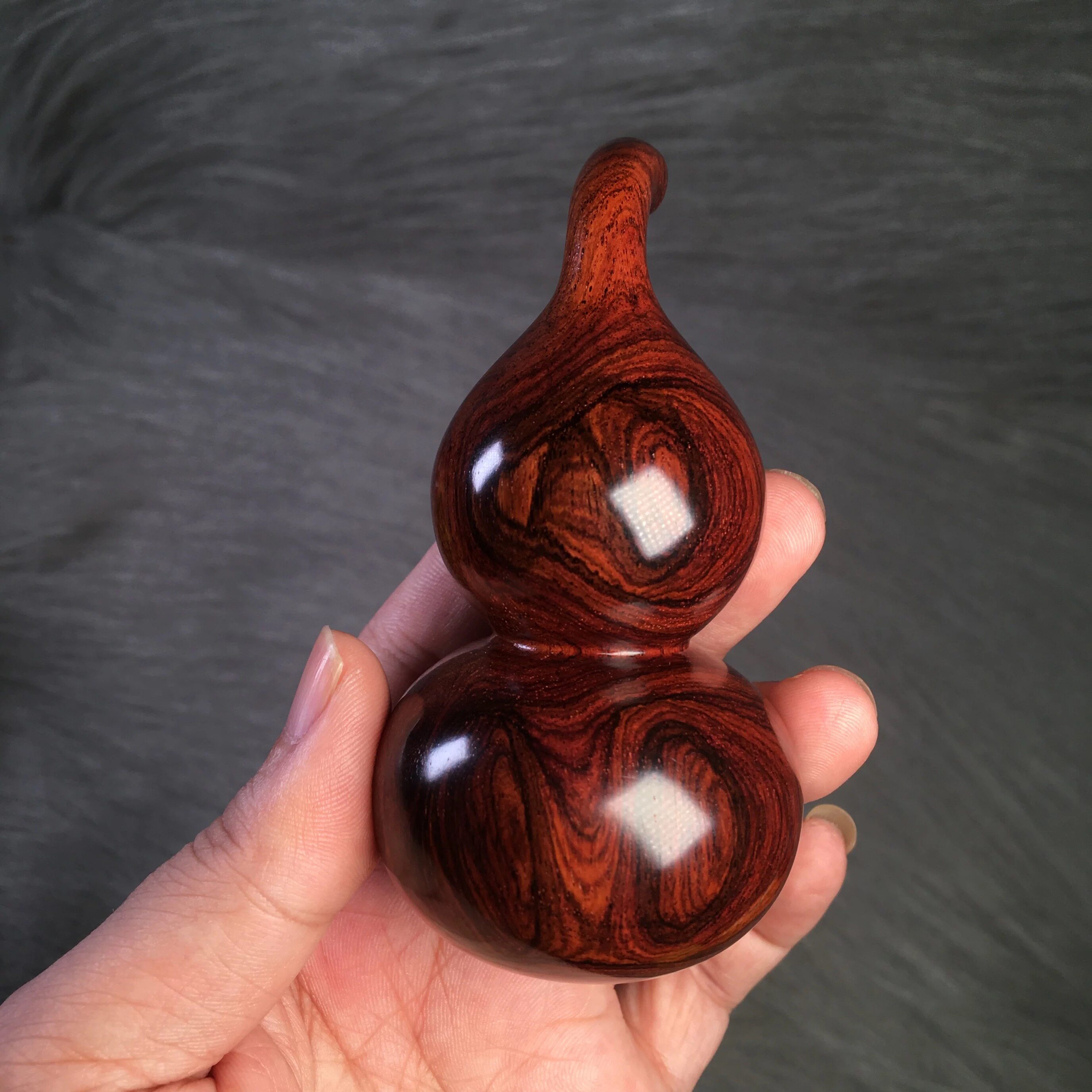 什么是海南黄花梨老料手把件?适合收藏吗?