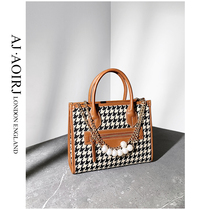 (AJ AOIRJ UK) early fall new niche leather Chidori checker contrast commuter one-shoulder diagonal cross-chain bag