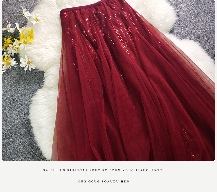 Các nếp gấp của rủ là mỏng. Các sequin màu đỏ tía được nối cho phần giữa và dài của váy dày đùi. - Váy chân váy bò dài
