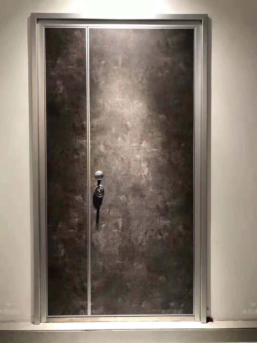 The fog senses the door to the door.