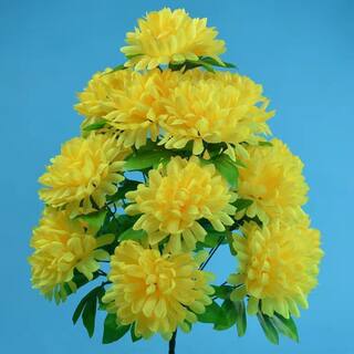 Simulated chrysanthemums are placed in the qingming cemetery to commemorate 18 high-end chrysanthemums before sweeping the tomb in the living room during the winter clothes festival.