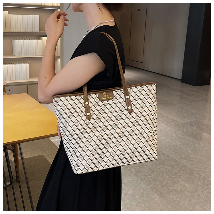 Premium for Women 2024 New Fashionable Large Capacity Single Shoulder Underarm , Hundred Step Handheld Commuter Tote_voghion.com