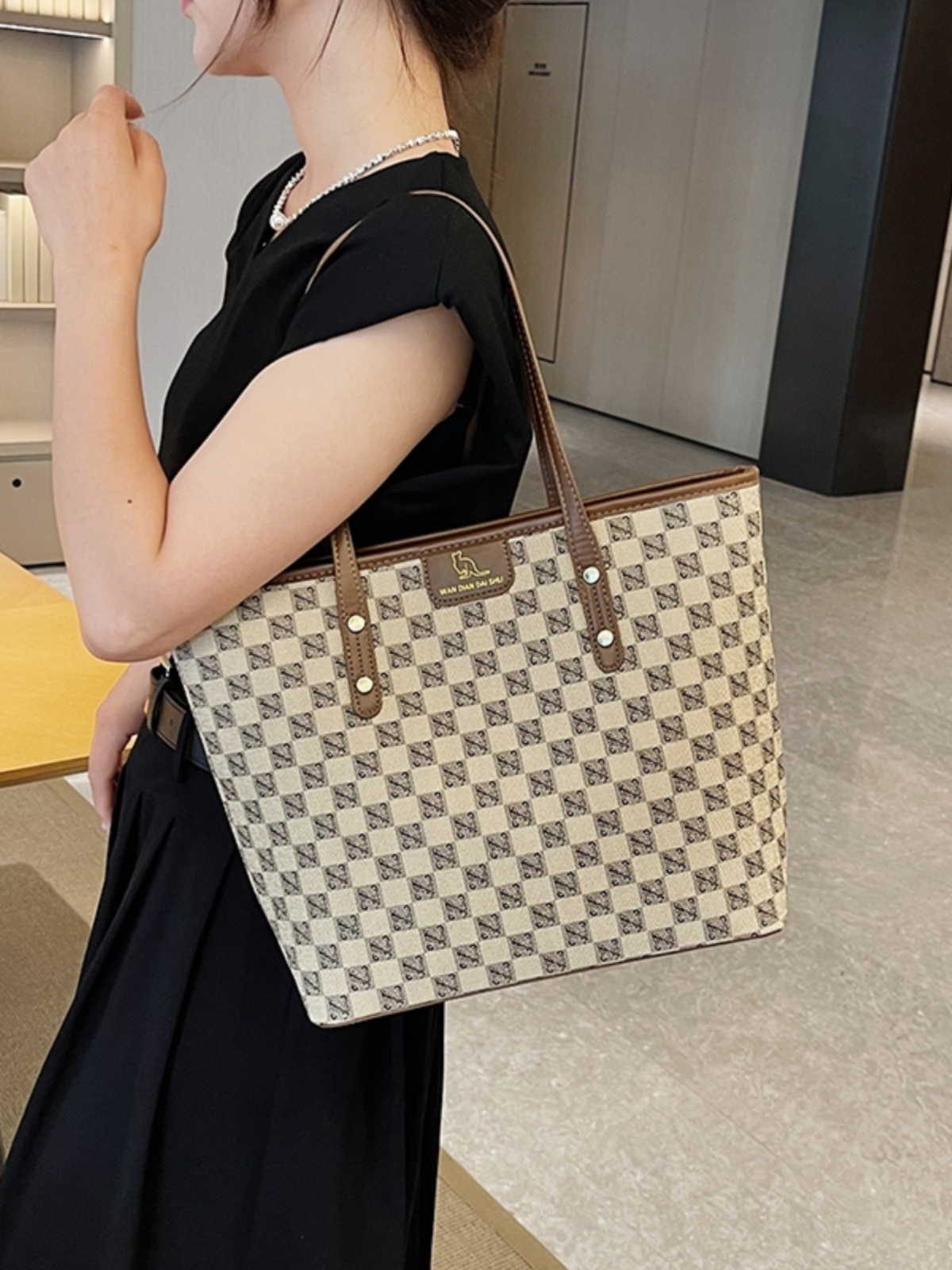 Premium for Women 2024 New Fashionable Large Capacity Single Shoulder Underarm , Hundred Step Handheld Commuter Tote_voghion.com
