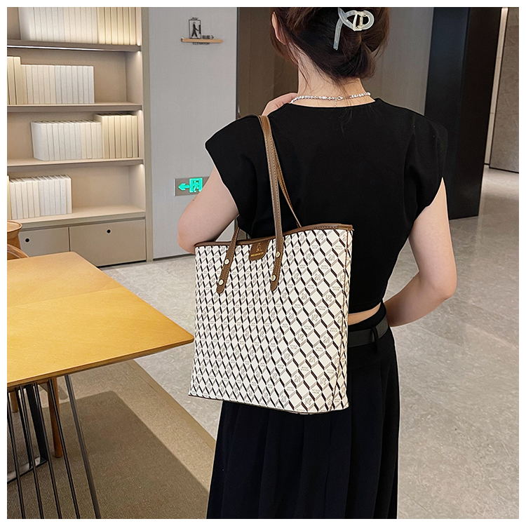 Premium for Women 2024 New Fashionable Large Capacity Single Shoulder Underarm , Hundred Step Handheld Commuter Tote_voghion.com