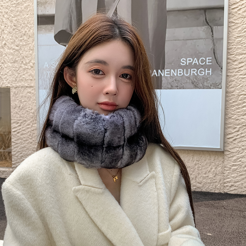 冬日温暖的精灵——探索青紫蓝加长龙猫皮草围脖的魅力