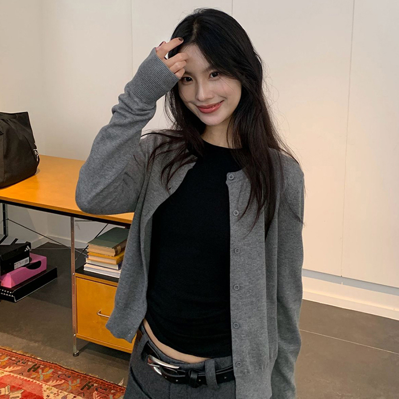 Korean-Style Gray Thin Knitted Cardigan Jacket for Women, Suitable for Spring and Autumn, Stylish and Slim-Fitting Short Sweater, Early Autumn Top