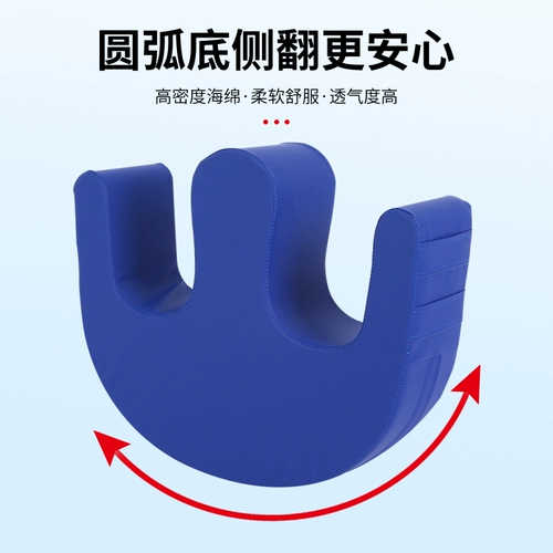 Старик, перевернувший подушку вспомогательной спальни, кровать U