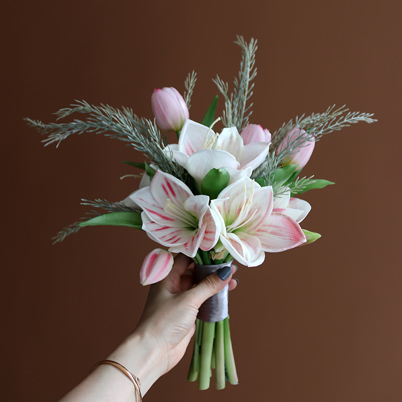 Upscale PU Zhu top red tulip emulated silk bouquet wedding collar certificate registration hands for home desktop photo props