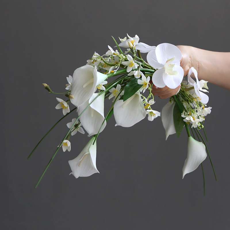 Moon-bending hand holds simulated flower-shoe-lily butterfly orchid bride marriage church ceremony flower bouquet photography props home