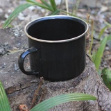 Черная старомодная вместительная и большая чайная чашка, ностальгия