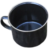 Черная старомодная вместительная и большая чайная чашка, ностальгия