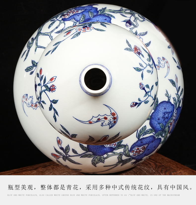 Jingdezhen ceramics hand - made antique Chinese blue and white porcelain live shui gourd vase sitting room adornment is placed