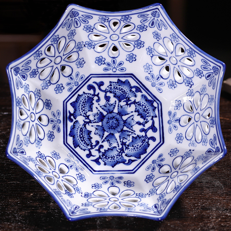 Jingdezhen hollow circular blue and white porcelain ceramic fruit bowl creative new Chinese style decoration ware tea table furnishing articles