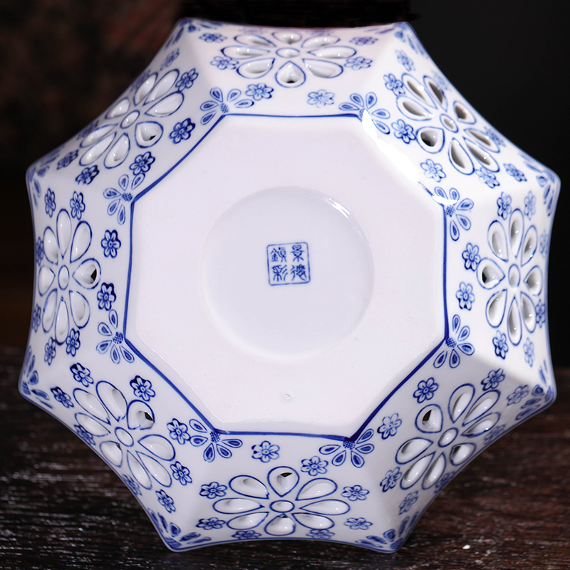 Jingdezhen hollow circular blue and white porcelain ceramic fruit bowl creative new Chinese style decoration ware tea table furnishing articles