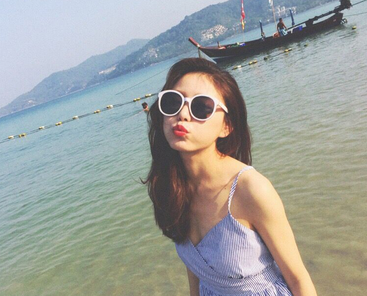 Mô hình ngôi sao lưới đỏ lớn mỏng mỏng hộp tròn nữ siêu kính râm đen Hàn Quốc mặt tròn retro kính trắng kính râm cận
