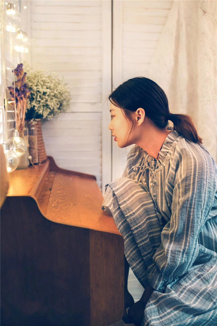 Bàn đạp đàn organ cũ đàn piano màu gỗ retro cổ điển được sử dụng trang trí nhạc cụ nhiếp ảnh đường - dương cầm yamaha clp 625
