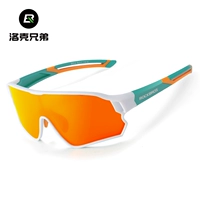 Песок и белая рама/поляризация действительно красная