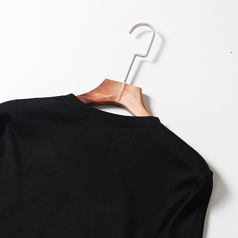 C484 có thể được mặc với một chiếc áo len len được làm từ lông cừu. áo cardigan nam