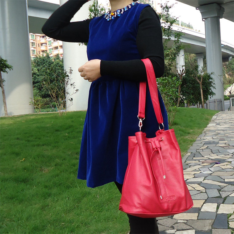 European and American fashion women PU big red solid color shoulder bag shoulder bag Hand bag bucket bundle mouth drawstring bag RODIER