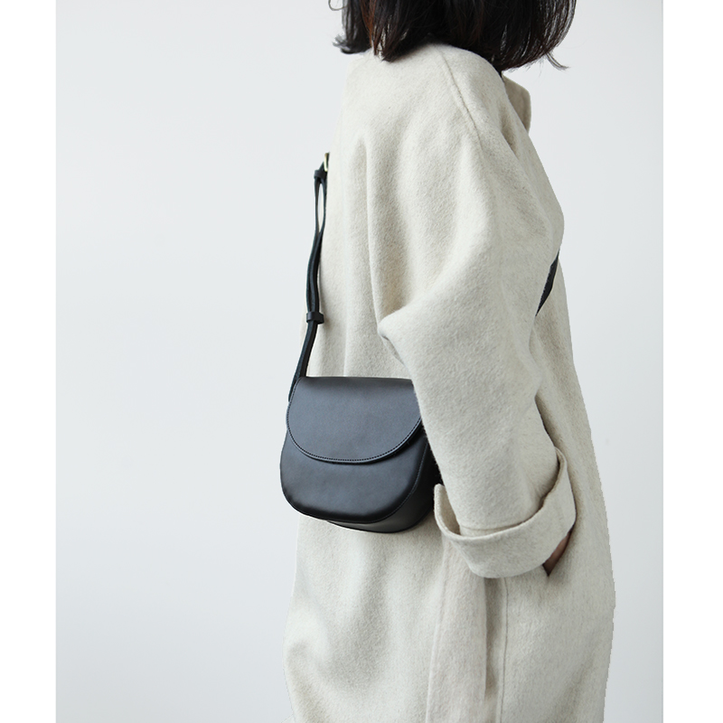 Original female Bull Leather Small Satchel Bag Mini Inclined Satchel Bag Single Shoulder Bag Genuine Leather Day Ensemble Small Bag B09