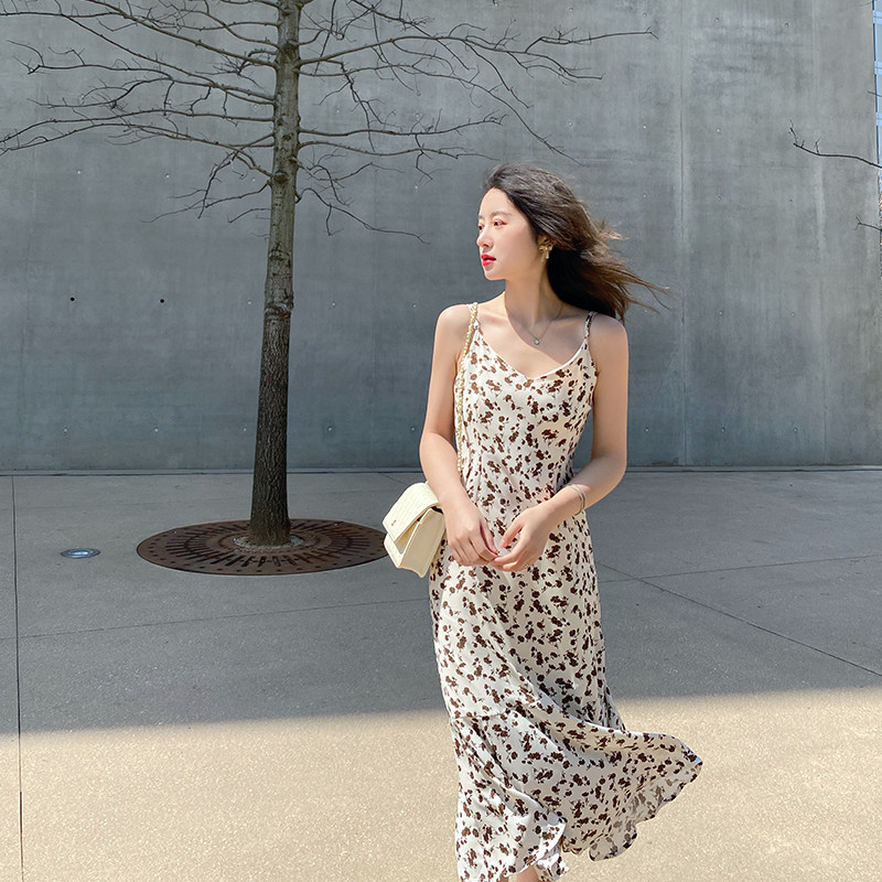 Princess with a small broken flower harness for a suit, a women's summer dress with a long version of temperament V collar snow-spinning outside wearing a long dress