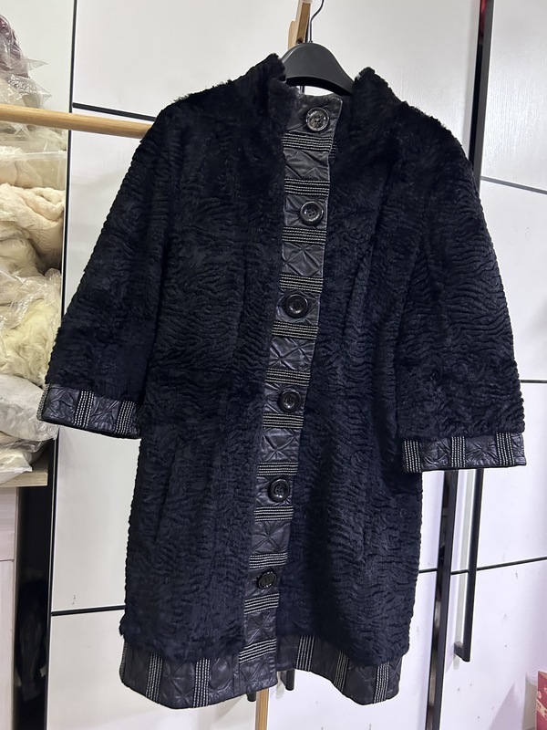 Genuine Leather Jacket, Women's Leather Coat with Added Cotton and Down, and Fox Fur. Genuine Leather Jacket, Women's Leather Coat with Added Cotton and Down, and Fox Fur.