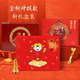 Ребенок -один -лежащий, ловя еженедельные припасы.