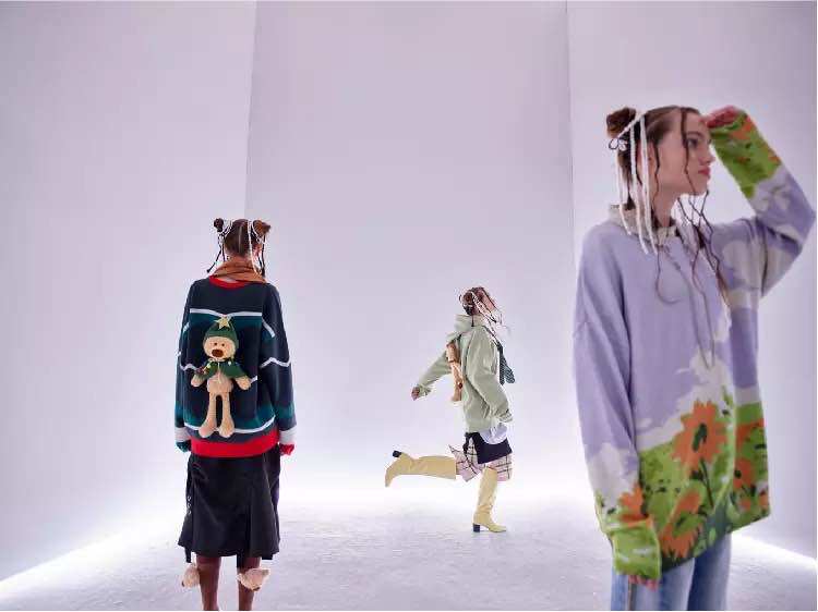 13 DE MARZO rabbit doll wind scene painting sweater blue sky white cloud small bear sweater fur coat