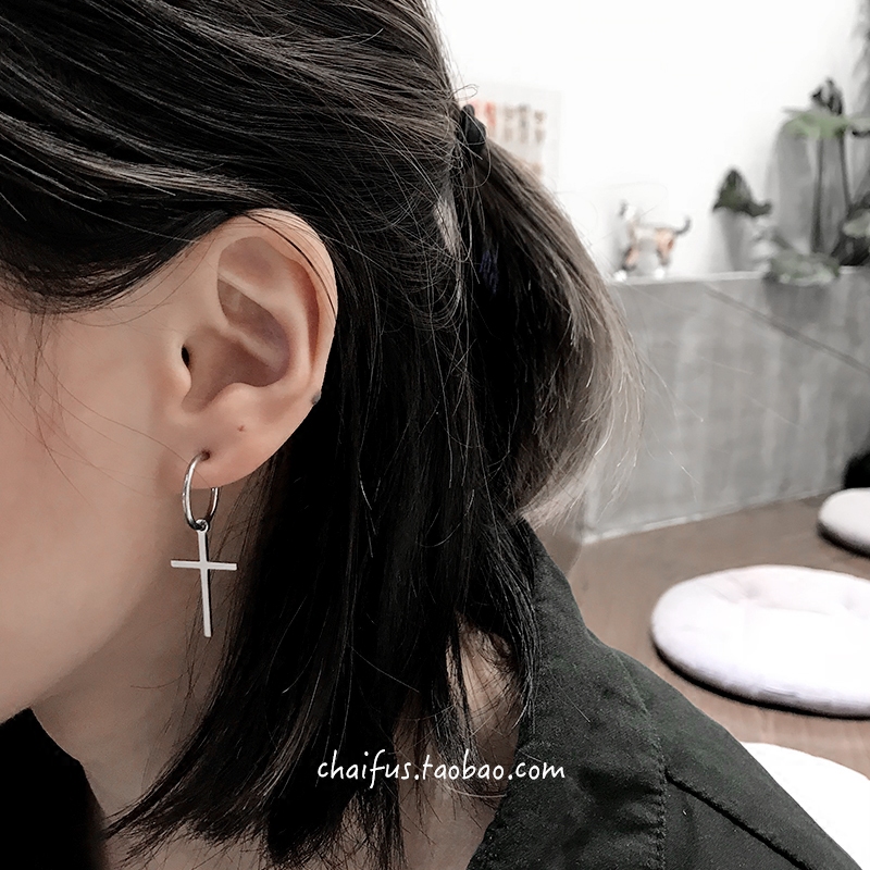 Achai E252 literary niche Gothic retro titanium steel cross dark line simple ins Wind ear clip earrings