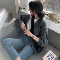 moocobling Korea 21 Winter new Korean version Temperament Single Row Buckle V Collar Knit Cardiovert